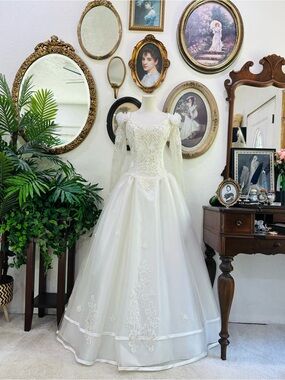 Classic Ivory Wedding Ball Gown Dress with Lace Bodice